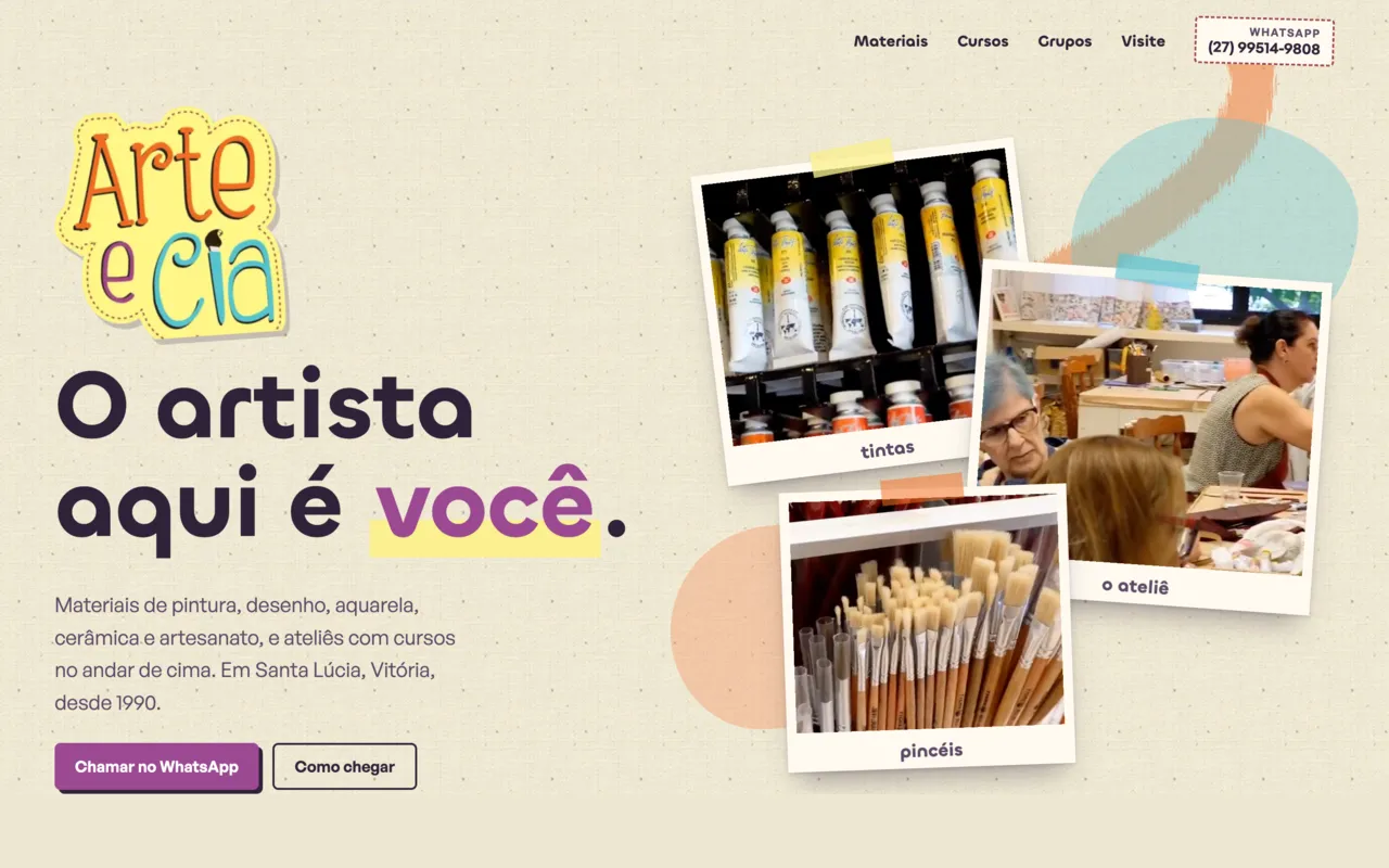 Site da Arte e Cia com o adesivo do logo, o título O artista aqui é você e polaroides com vídeos da loja