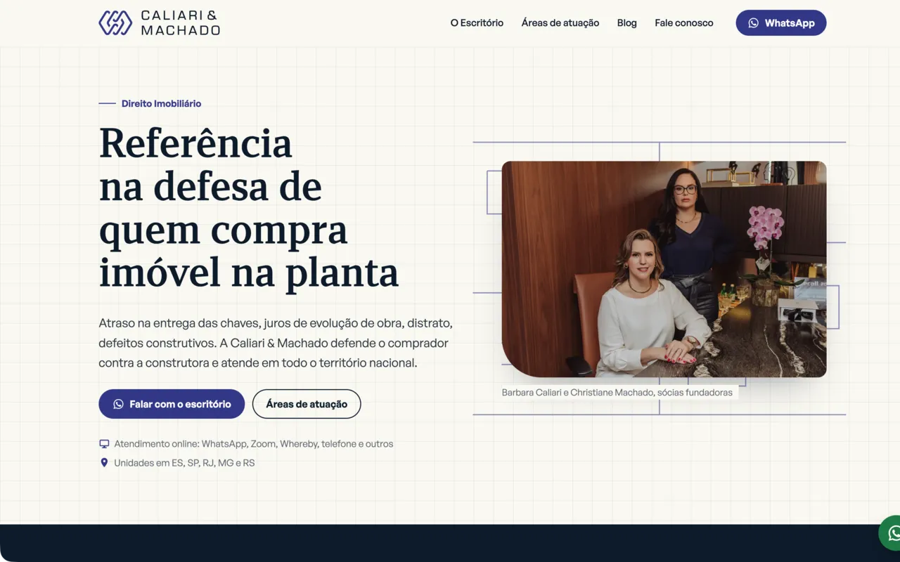 Site da Caliari & Machado com o título Referência na defesa de quem compra imóvel na planta e a foto das duas sócias sobre a planta de um apartamento