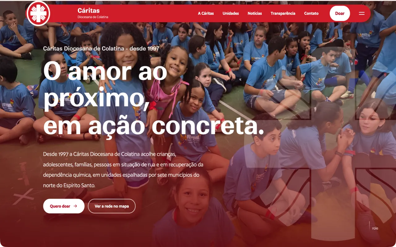 Site da Cáritas Diocesana de Colatina com crianças das unidades e o título O amor ao próximo, em ação concreta