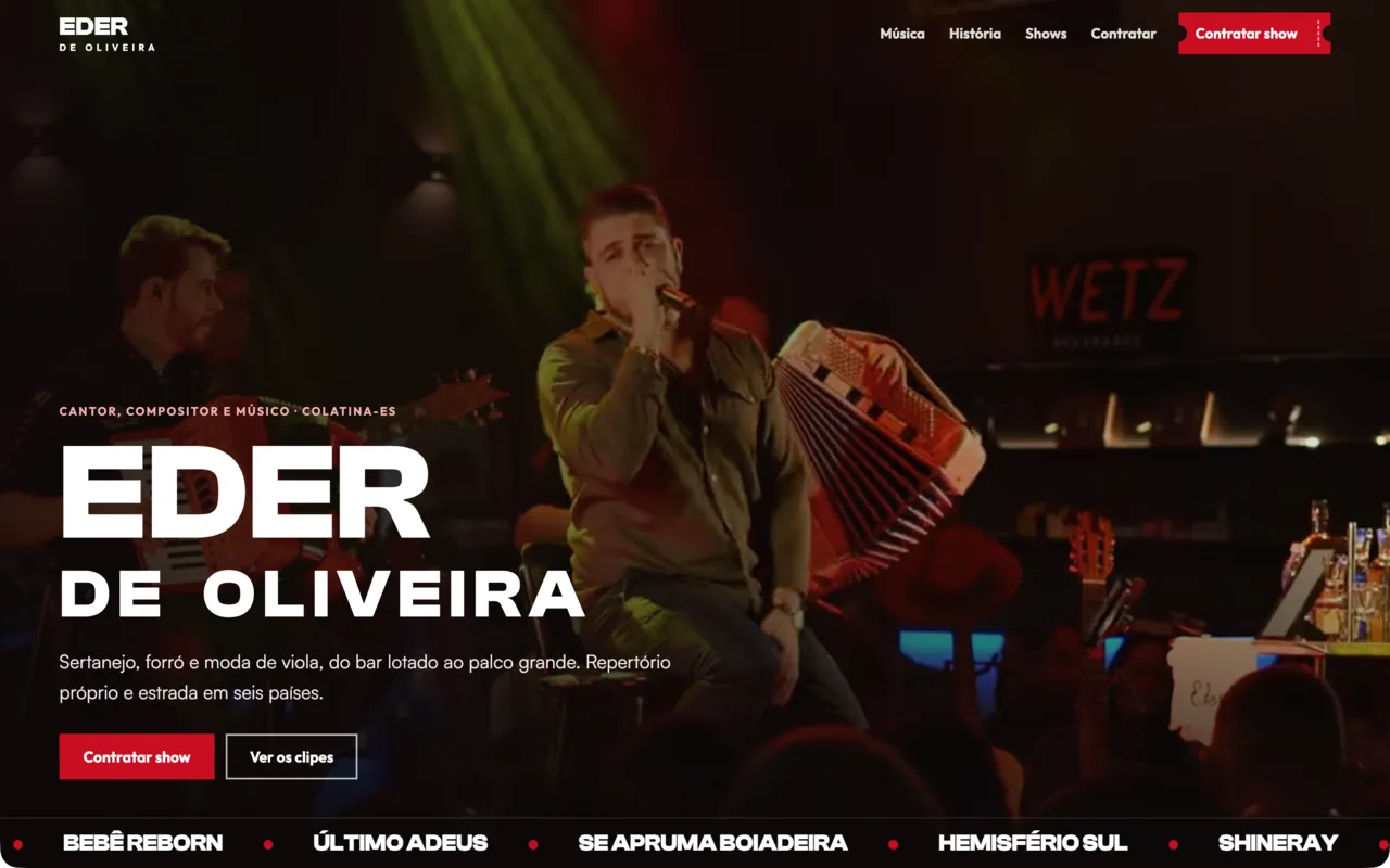 Site do cantor Eder de Oliveira com ele cantando ao vivo no palco, o nome em letras grandes e a faixa com os nomes das músicas
