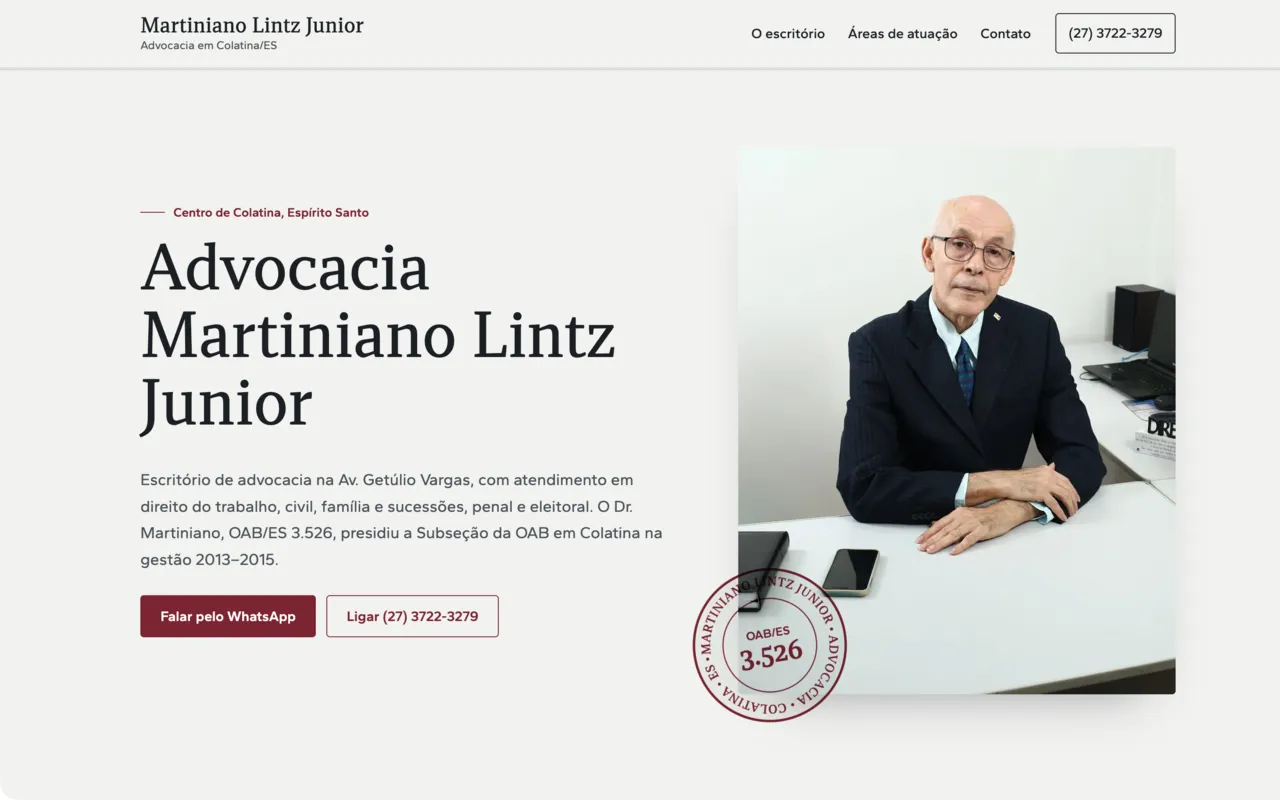 Site da Advocacia Martiniano Lintz Junior com o retrato do Dr. Martiniano à mesa do escritório e o carimbo OAB/ES 3.526