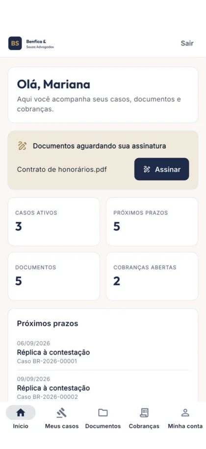 App do cliente do AdvPlan com a marca do escritório: contrato aguardando assinatura, casos ativos, próximos prazos, documentos e cobranças