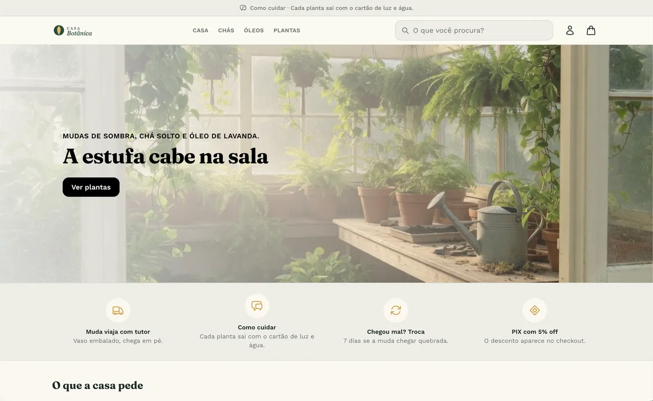 Vitrine da Casa Botânica, em tema verde: banner de mudas, chás e óleos numa estufa